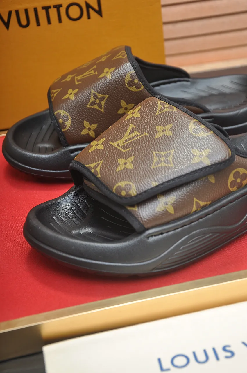 Men's men's shoes 💰340💶 [Louis Vuitton LV slippers] (high-end cowhide) counter 1:1 fashion style, a must-have for summer! The designer used LV’s iconic outsole. The original simple slippers instantly become fashionable! The upper is made of flexible special cowhide leather straps alternately, and the workmanship is exquisite! A must-have for stylish men in summer, size 38-45 (45 customized)